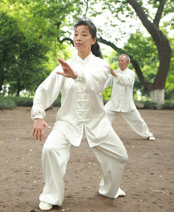 https://qigongcoach.de/wp-content/uploads/2024/01/side-portrait-woman-doing-tai-chi-exercise-natural-environment.jpg